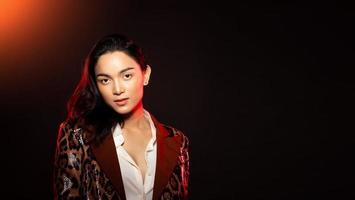 halv kropp porträtt av asiatisk skön kvinna ha på sig formell blazer, unisex- stilig man se göra upp foto
