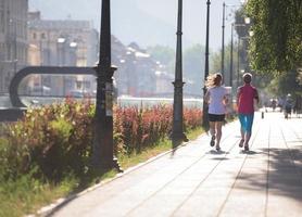 kvinna vänner joggning foto