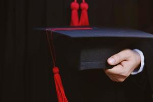 examen, student håller hattar i handen under inledningen framgång akademiker vid universitetet, koncept utbildning gratulation. graduation ceremoni, gratulerade akademiker vid universitetet. foto