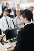 ung företag man ger en presentation på konferens foto