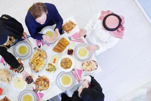 traditionell muslim familj bön- innan iftar middag topp se foto