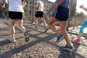 människor grupp joggar foto