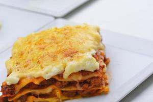 lasagne på vit foto