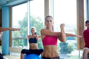 grupp av människor övning med bollar på yoga klass foto