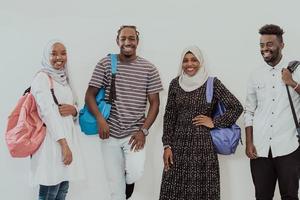 Foto av en grupp av Lycklig afrikansk studenter talande och möte tillsammans arbetssätt på läxa flickor bär traditionell sudansk muslim hijab