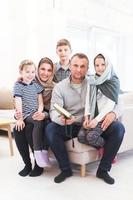 porträtt av ung Lycklig modern muslim familj foto