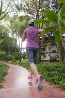 sportig kvinna joggning foto