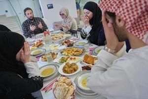 muslim familj framställning iftar dua till ha sönder fasta under ramadan. foto