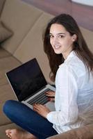 avslappnad ung kvinna på Hem arbetssätt på bärbar dator dator foto
