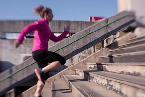 kvinna joggning på steg foto