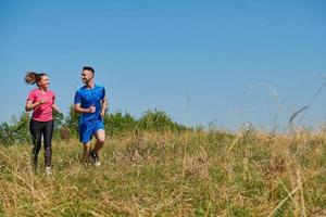 par joggning i en friska livsstil på en färsk berg luft foto