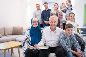 porträtt av Lycklig modern muslim familj foto