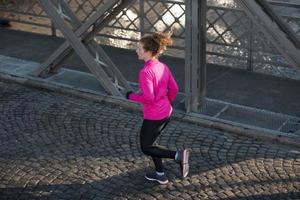 sportig kvinna joggning på morgon- foto