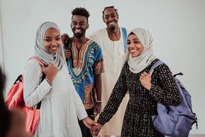 grupp av Lycklig afrikansk studenter har konversation och team möte arbetssätt tillsammans på läxa flickor bär traditionella sudan muslim hijab mode foto