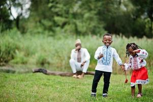 afrikansk familj i traditionell kläder på parkera. foto