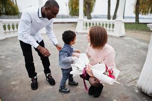 Lycklig multietnisk familj med pojke unge. relationer av afrikansk man och vit europeisk kvinna. foto