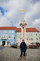 pojke i historiska mikulov, mähren, tjeckiska republiken. gammal europeisk stad. foto