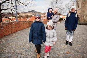 familj går på historiska mikulov slott, mähren, tjeckiska republiken. gammal europeisk stad. foto