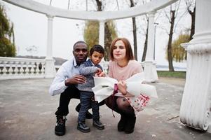 Lycklig multietnisk familj med pojke unge. relationer av afrikansk man och vit europeisk kvinna. foto