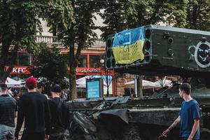 Kiev, Ukraina, 23 augusti 2022. parad av förstörd militär Utrustning av de ryska trupper på de khreshchatyk foto