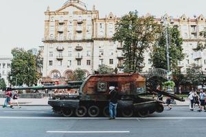 Kiev, Ukraina, 23 augusti 2022. parad av förstörd militär Utrustning av de ryska trupper på de khreshchatyk foto