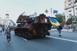 Kiev, Ukraina, 23 augusti 2022. parad av förstörd militär Utrustning av de ryska trupper på de khreshchatyk foto