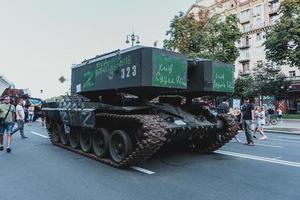 Kiev, Ukraina, 23 augusti 2022. parad av förstörd militär Utrustning av de ryska trupper på de khreshchatyk foto