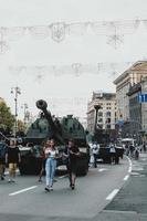 Kiev, Ukraina, 23 augusti 2022. parad av förstörd militär Utrustning av de ryska trupper på de khreshchatyk foto