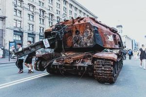 Kiev, Ukraina, 23 augusti 2022. parad av förstörd militär Utrustning av de ryska trupper på de khreshchatyk foto