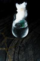alkoholhaltig dryck. en cocktail med elit alkohol på mörk svart bakgrund, närbild. foto