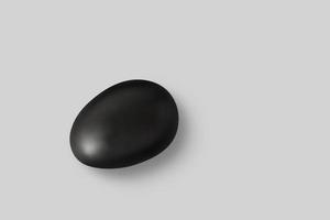 stänga upp se skinande svart sten isolerat på vit bakgrund. Lagt till kopia Plats för text. foto