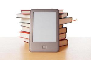 ebook läsare mot lugg av böcker foto