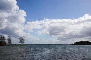 molnig himmel över sjö schwerin foto