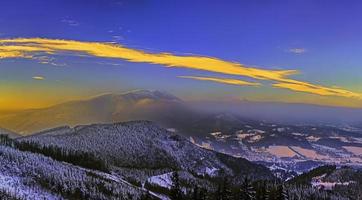 panorama- se av bergen i de beskids foto