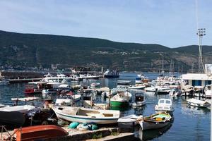 herceg novi, monte - oktober 20, 2020 - se av de marina med fiske båtar och nöje båtar. adriatisk hav. foto