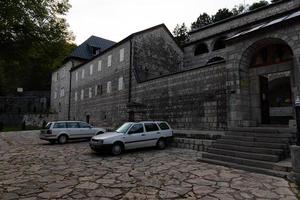 cetinje, monte - oktober 22, 2020 - de gammal historisk arkitektur av cetinje, en känd medeltida stad i de berg dal av monte foto