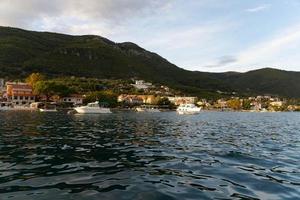 montenegro, skön hav städer, bostads- hus förbi de hav, se från de vatten. foto