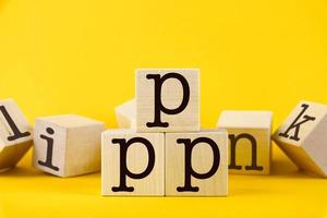 en ord av offentlig-privat partnerskap ppp. trä- kuber med brev isolerat på gul bakgrund med kopia Plats. företag begrepp bild. foto