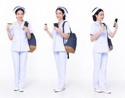 full längd 30s 20s asiatisk kvinna sjuksköterska sjukhus, handla uppkopplad, ha på sig formell enhetlig flämta skor. leende sjukhus kvinna bära ryggsäck kreditera kort internet telefon över vit bakgrund isolerat foto