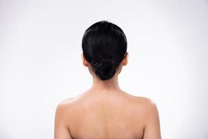 porträtt ansikte skott av ung asiatisk 20s skön kvinna öppen axel, sväng tillbaka bak- sida visa hår foto
