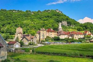 kloster i de franska jura bergen foto