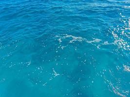 blå turkos vatten vågor hav och hav textur mönster Mexiko. foto