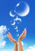 hand håll bubblor i de himmel foto