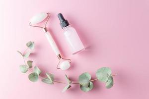roze kvarts ansikte vält och skönhet olja för ansiktsbehandling massage terapi, verktyg för Hem hud vård anti-åldring behandling. foto