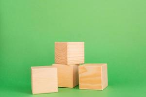 konstruktion av trä- kuber på grön bakgrund med kopia Plats. attrapp sammansättning för design foto