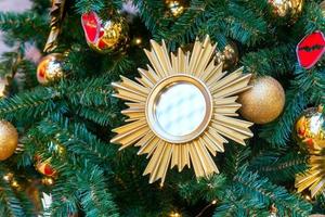 stänga upp av jul träd dekoration med grannlåt och krans. festlig hälsning kort för vinter- högtider. foto