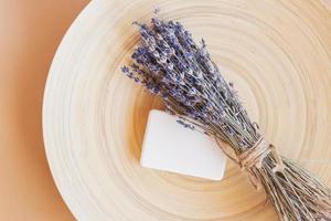 handgjort lavendel- tvål. bar av naturlig tvål med torkades lavendel- blommor. organisk kosmetika för hud vård och spa foto