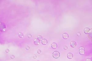 abstrakt bakgrund, tvål bubblor på rosa himmel bakgrund. kopia Plats för text. foto