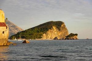 mysigt gammal stad budva, montenegro. adriatisk hav. foto