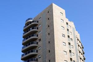 haifa Israel juni 15, 2020. stor balkong på de Fasad av en bostads- byggnad. foto
